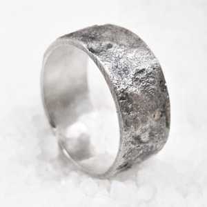 Hand-forged silver alternative wedding ring, wide band ring, rustic cast silver ring, brutalist ring, made in italy