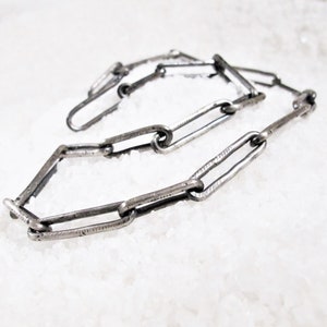 Men&#39;s rustic organic silver chain necklace, discreet brutalist necklace, handmade jewel in Italy, black silver link necklace