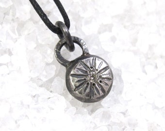 Delicate pendant in raw silver with champagne diamond
