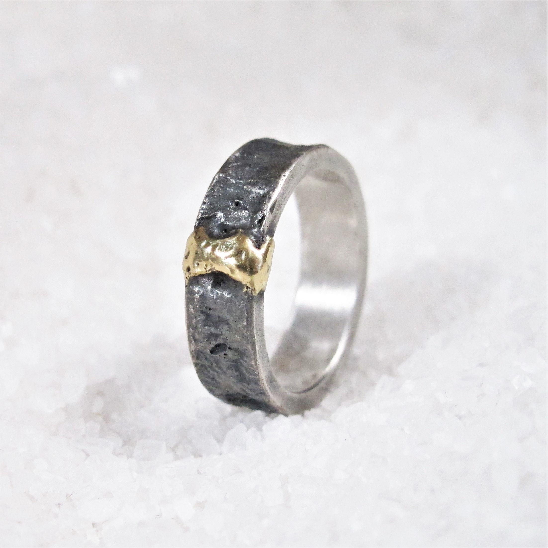 Anello Celtico in Argento e Nero - Eleganza e Stile Moderno