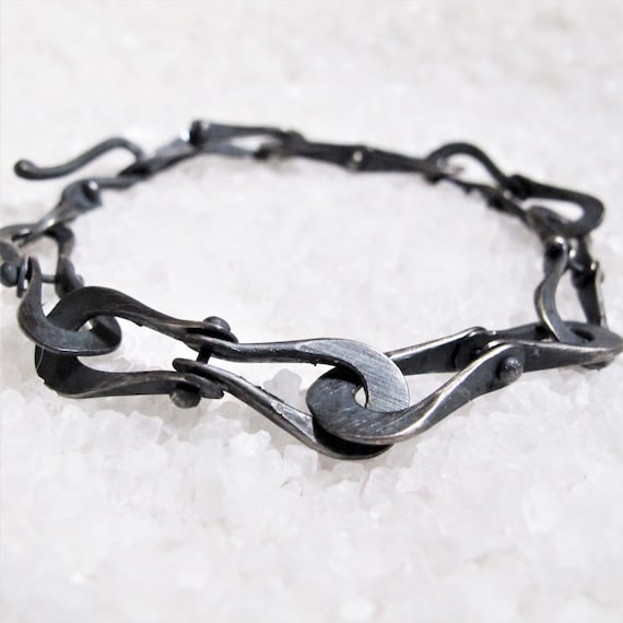Bracciale uomo catena brutalist argento nero, bracciale rustic infinity, maglie argento martellato brunito