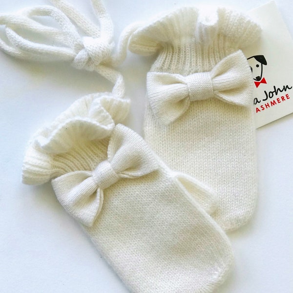 Girl’s Cashmere ruffle mittens with bow detail