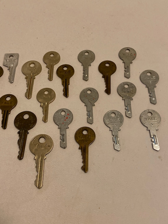upcycling unique designs. 11 keys perfect for steampunk Vintage YALE Keys