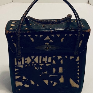 Auténtico monedero vintage de cuero repujado con cierre metálico. Interior con 4 compartimentos. ¡Único!