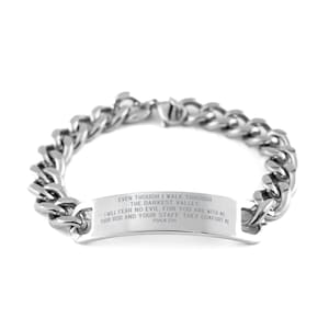 Puede incluir: Una pulsera de cadena plateada con una placa rectangular grabada con texto. El texto dice: "AUNQUE CAMINE POR EL VALLE MÁS OSCURO. NO TEMERÉ MAL ALGUNO. PORQUE TÚ ESTÁS CONMIGO. TU VARA Y TU BÁCULO. ME CONFORTAN. PSALA 234."