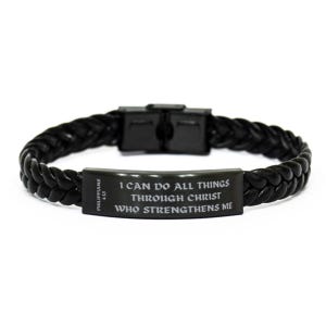 Puede incluir: Pulsera de cuero trenzado negro con cierre de acero inoxidable. La pulsera presenta una placa rectangular con la inscripción "I CAN DO ALL THINGS THROUGH CHRIST WHO STRENGTHENS ME" y la referencia "Filipenses 4:13".