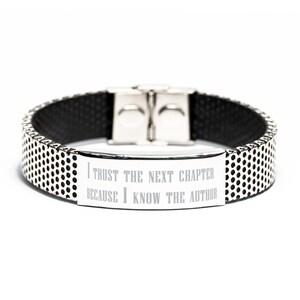 Peut inclure: Un bracelet argenté avec un bracelet noir et une plaque argentée qui dit "J'ai confiance au prochain chapitre parce que je connais l'auteur".