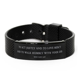 Puede incluir: Pulsera de silicona negra con una placa de metal plateado grabada con el texto "TO ACT JUSTLY AND TO LOVE MERCY AND TO WALK HUMBLY WITH YOUR GOD. MICAH 6:8"