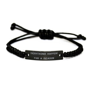 Puede incluir: Pulsera trenzada negra con una etiqueta de metal negro que dice "EVERYTHING HAPPENS FOR A REASON".
