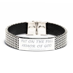 Puede incluir: Una pulsera negra y plateada con una placa de metal que dice "PUT ON THE FULL ARMOR OF GOD EPHESIANS 6:11".