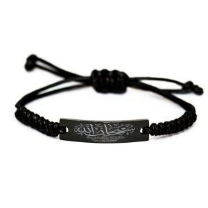 Puede incluir: Pulsera trenzada negra con una etiqueta de metal negro que dice "Subhanallah" en escritura árabe y "Gloria a Allah" en inglés.
