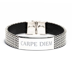 Puede incluir: Una pulsera de plata con una banda de silicona negra y una placa de plata que dice "CARPE DIEM".