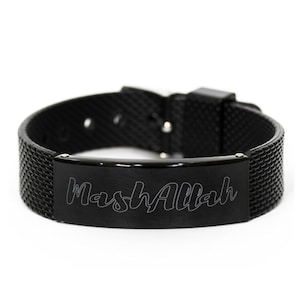 Puede incluir: Pulsera de silicona negra con una placa de metal negro grabada con la palabra "MashAllah" en una fuente cursiva.