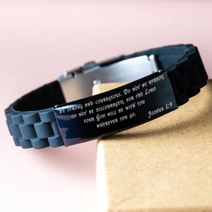 Pulsera negra con cierre deslizante y versículo bíblico Josué 1:9. Sé fuerte y valiente. No tengas miedo. Pulsera inspiradora de inspiración cristiana.