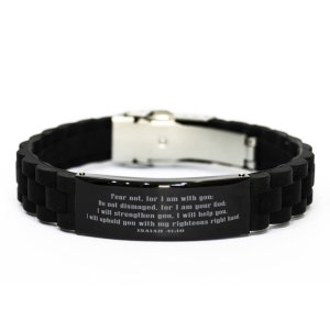 Può includere: Braccialetto in silicone nero con chiusura argentata e un inserto rettangolare nero con il testo "Non temere, perché io sono con te; non scoraggiarti, perché io sono il tuo Dio; ti darò forza, ti aiuterò, ti sosterrò con la mia destra, la mia mano giusta. ISAIA 41:10"