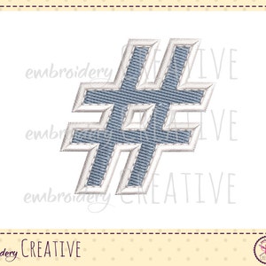 Puede incluir: Un símbolo de hashtag bordado en azul y blanco. El hashtag está bordeado de blanco y tiene una apariencia texturizada, similar al denim.