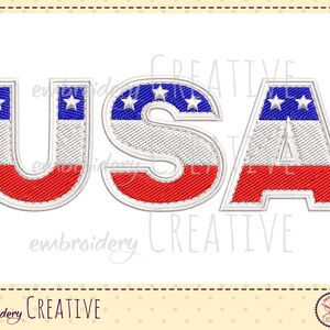 Könnte beinhalten: Gestickte Darstellung der Buchstaben "USA" in Rot, Weiß und Blau, mit Sternen im blauen Teil jedes Buchstabens.