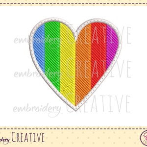 Könnte beinhalten: Gesticktes Herzdesign in Regenbogenfarben. Das Herz ist in vertikale Streifen aus Blau, Grün, Gelb, Orange, Rot und Lila unterteilt. Es hat einen weißen Rand vor einem weißen Hintergrund. Das Wort "CREATIVE" steht unten.