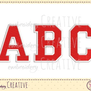 Könnte beinhalten: Rote Filzbuchstaben mit weißen Umrandungen, die "ABC" buchstabieren.