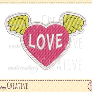 Könnte beinhalten: Gestickter Aufnäher mit einem rosa Herz mit weißen Flügeln und dem Wort "LOVE" in weißen Buchstaben.