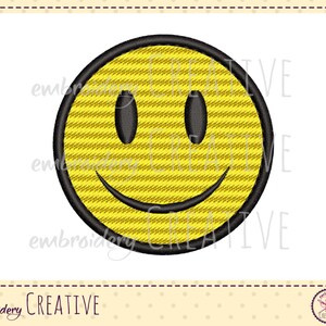 Könnte beinhalten: Ein gelber Smiley mit schwarzem Rand und einem gestreiften Muster. Der Smiley hat zwei schwarze Augen und einen schwarzen Mund.