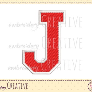 Könnte beinhalten: Roter Filzbuchstabe J mit weißem Umriss. Der Buchstabe ist in einer Schriftart im College-Stil.