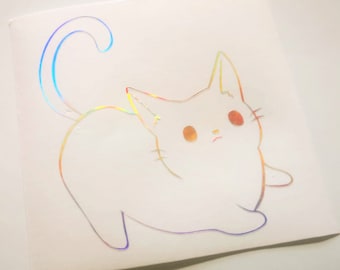 Puede incluir: Un gato blanco con una cola arcoíris iridiscente, sentado sobre un fondo blanco. El gato tiene un cuerpo redondo y ojos grandes.