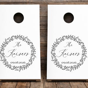 2 Hochzeit Cornhole Aufkleber, Familie Name und Datum corn Hole Spiel Schilder Aufkleber, DIY-Party-Dekor, personalisierte benutzerdefinierte Aufkleber, Blumenkranz