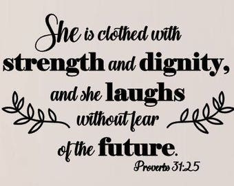 Proverbios 31 25 calcomanía, ella está vestida con la cita de la pared de fuerza, calcomanía de la pared de la guardería, decoración de la sala de estar, citas bíblicas