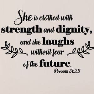 Puede incluir: Calcomanía de pared en blanco y negro con una cita de Proverbios 31:25, "Está vestida de fuerza y dignidad, y se ríe sin temor al futuro."