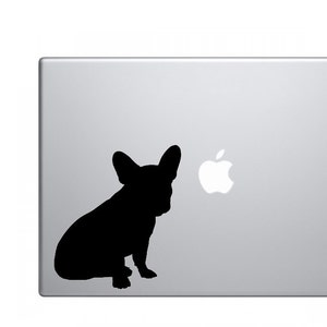 Puede incluir: Una silueta negra de un bulldog franc&eacute;s sentado en una computadora port&aacute;til plateada con un logotipo de Apple.