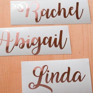 namndekal i roséguld, anpassat namn i guldfolie, roséguldfärgade teckensnitt, monogramdekal, laptopklistermärke, MacBook-dekal, väggdekal