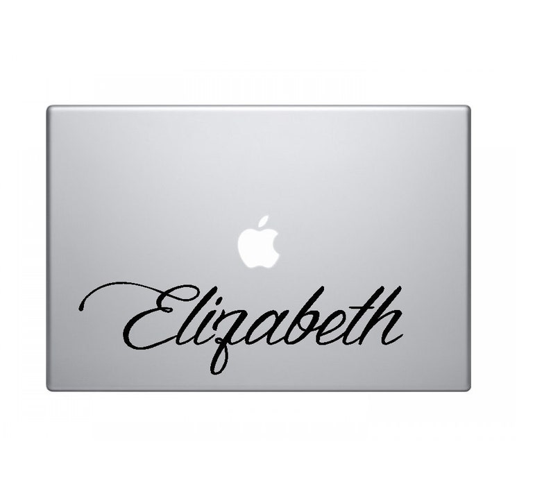 Op de afbeelding: Een zilveren laptop met een zwart Apple-logo en de naam "Elizabeth" in cursief op de deksel.