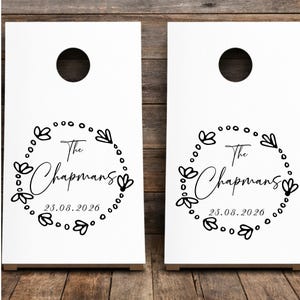 2 Hochzeit Cornhole Aufkleber, Familie Name und Datum corn Hole Spiel Schilder Aufkleber, DIY-Party-Dekor, personalisierte benutzerdefinierte Aufkleber, Blumenkranz