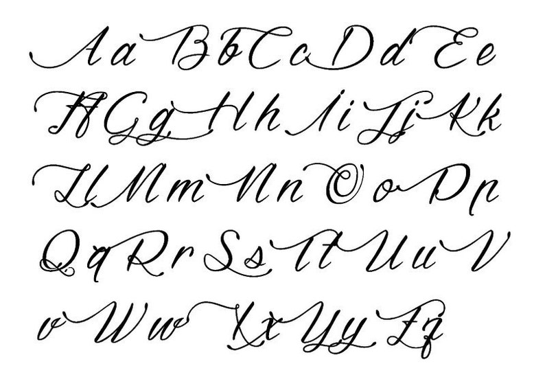 Op de afbeelding: Een handgeschreven alfabet in een cursief schrifttype. De letters zijn geschreven in zwarte inkt op een witte achtergrond.