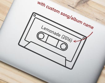 Calcomanía de cinta de casete de audio retro con nombre de canción o álbum personalizado.