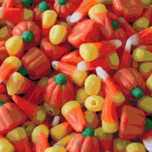 Peut inclure: Gros plan sur une variété de bonbons orange, jaune et blanc en forme de citrouilles et de maïs. Les bonbons sont disposés en tas, certains se chevauchant.