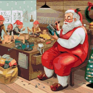 Puede incluir: Santa Claus está trabajando en su taller con un grupo de elfos. Está usando una herramienta eléctrica para hacer juguetes. Hay una bolsa de regalos envueltos en la esquina de la habitación.