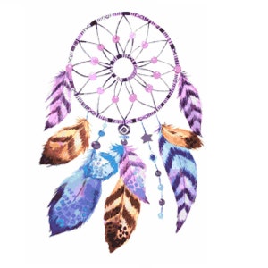 Peut inclure: Un attrape-rêves violet et marron avec des plumes qui pendent du bas. L'attrape-rêves a un cercle perlé avec une étoile au centre.