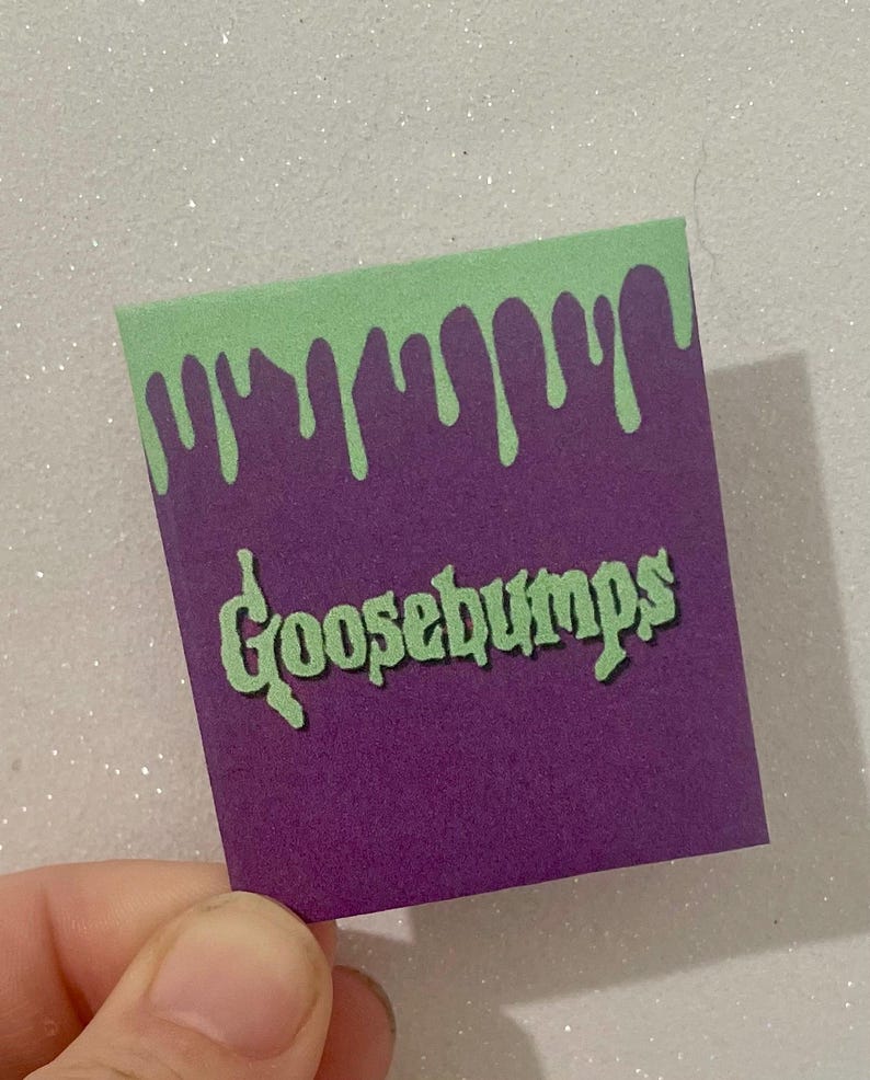 K&ouml;nnte beinhalten: Ein lila und gr&uuml;ner Aufkleber im Goosebumps-Design. Der obere Teil des Aufklebers ist gr&uuml;n mit einem tropfenden Schleim-Design. Das Wort "Goosebumps" ist in gr&uuml;ner, stilisierter Schrift auf dem lila Hintergrund geschrieben.