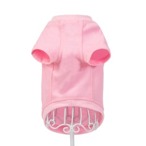 Op de afbeelding: Een roze T-shirt met korte mouwen voor een huisdier, getoond op een wit mannequin.
