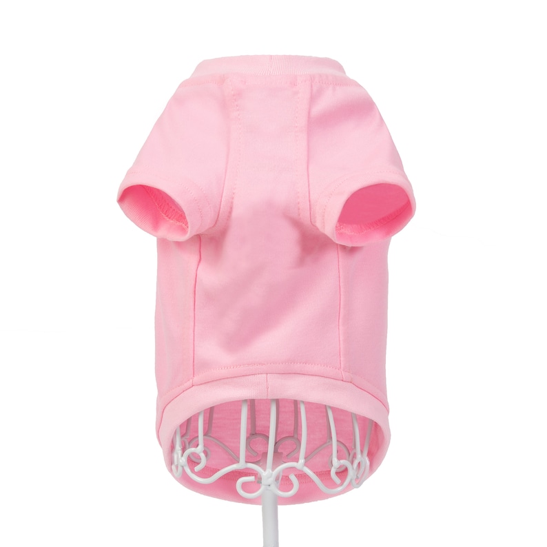Op de afbeelding: Een roze T-shirt met korte mouwen voor een huisdier, getoond op een wit mannequin.