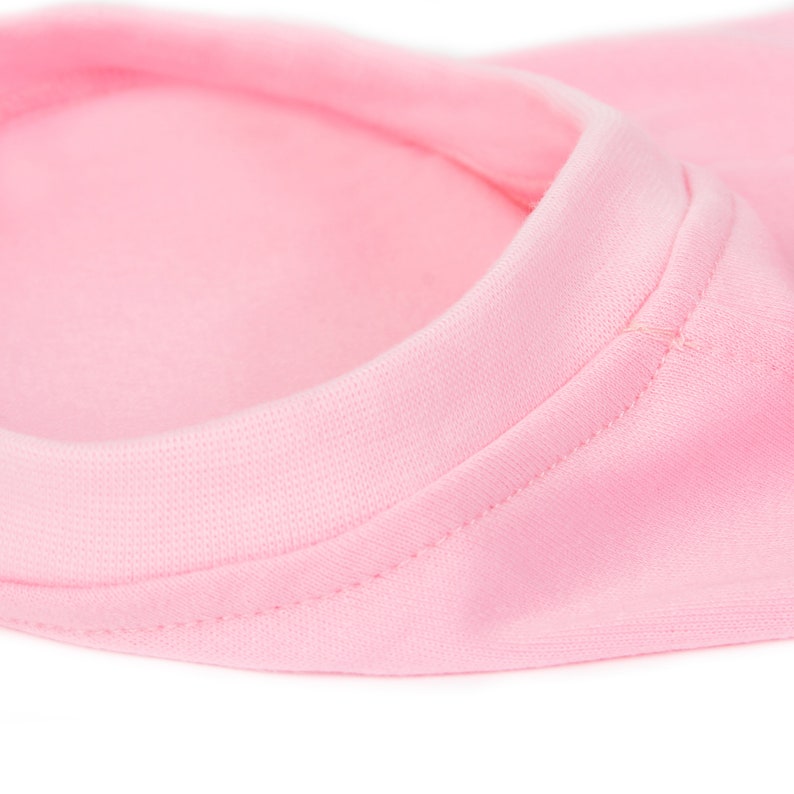 Op de afbeelding: Close-up van een roze stof met een naad langs de rand.