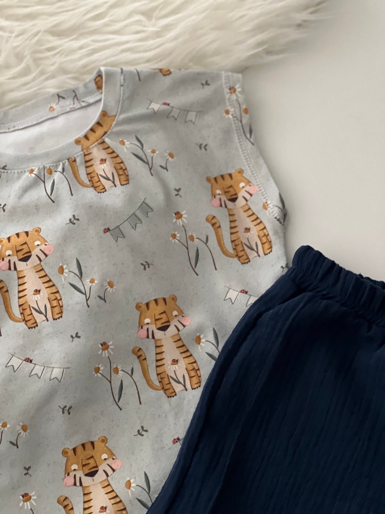 Summer shirt in a cool, oversized style with tiger motifs image 6