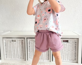 Kinder Sommeroutfit aus oversize Shirt und Shorts