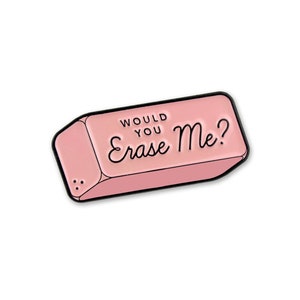以下が含まれることがあります： 黒い輪郭と「Would you Erase Me?」という黒いテキストが書かれたピンクの消しゴムピン