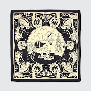 Peut inclure: Bandana noire et blanche avec une illustration fantaisiste d'une créature avec une échelle, un oiseau et un arbre. Le motif est entouré d'une bordure de motifs répétitifs.