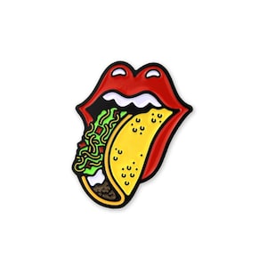 Puede incluir: Una lengua roja y blanca con un taco amarillo que sobresale. El taco está relleno de lechuga verde, carne marrón y salsa blanca.