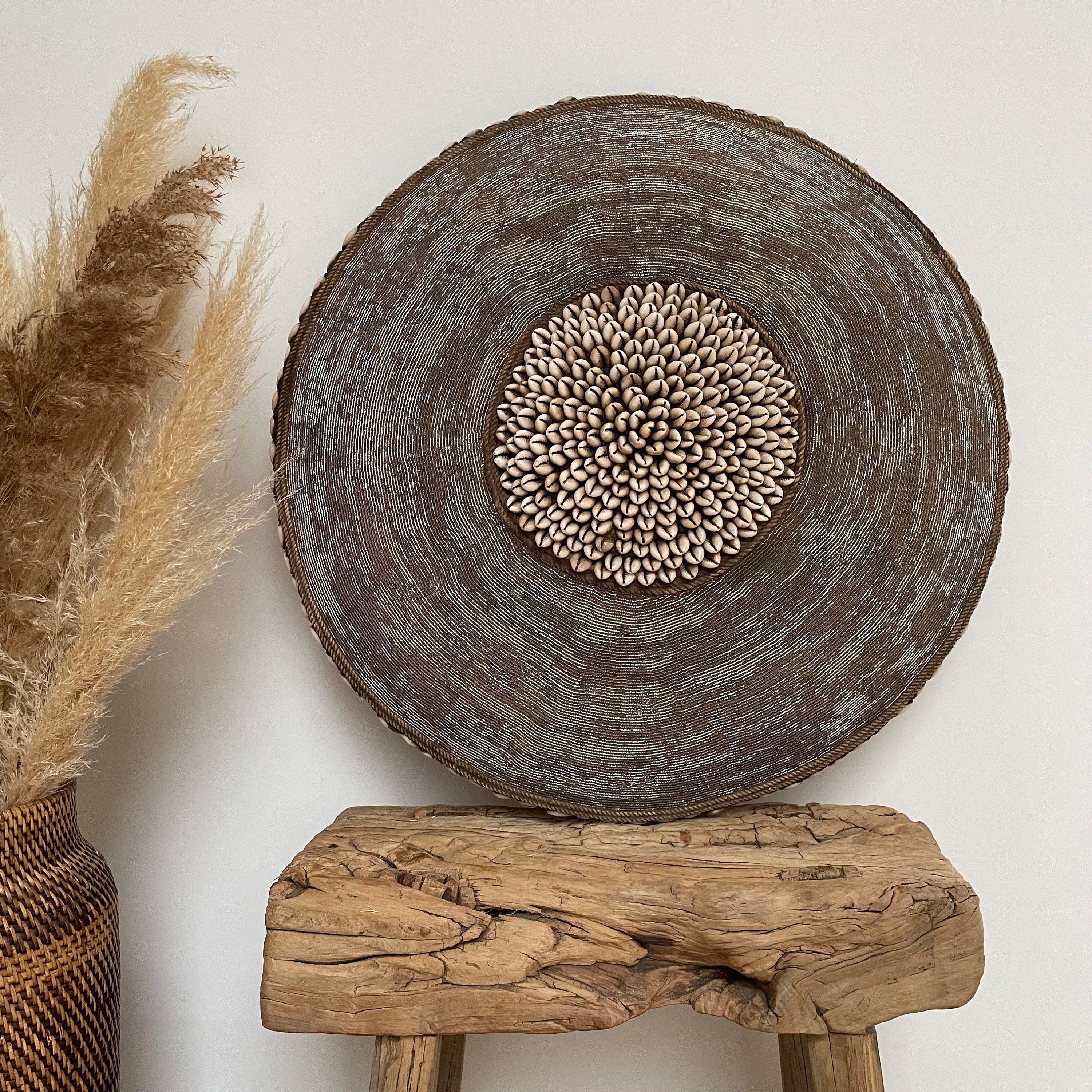 Bouclier Du Cameroun Blanc avec Perle et Cauris