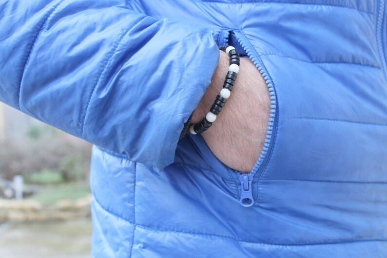 Men/'s black and white bracelet